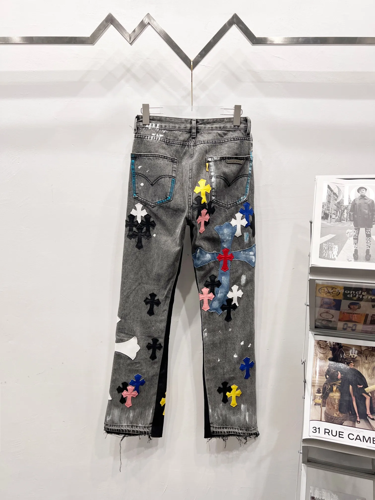P360 Style No.: (r046) GALLERY DEPT. & Croixin co-branded 2025 new Cow King patchwork hand-painted colorful cross patchwork leather couple style bootcut jeans 🔥High version🔥High version🔥 Top ceiling quality Styles with different washed textures are very friendly to people with thin legs and thick legs. The bootcut version perfectly modifies the leg shape The timeless and moderate length makes it easy to match and match. It is the basis for various styles and is a must-have in your wardrobe! The fabric is stiff but also makes the upper body soft without losing texture. The washing process is even more perfect. It is a must-have item for everyone! ! ! Washed wheat, tag, trouser label, three labels complete Color: washed black Size: 28, 30, 32, 34, 36 (five sizes)
